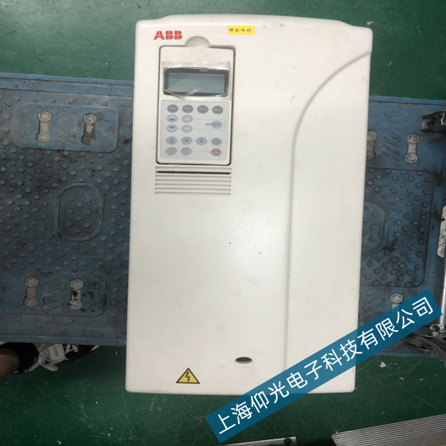 ABB׃�l��ACS550��늿��ƱP(p��n)�@ʾDC UNDERVOLT(3220)�S��